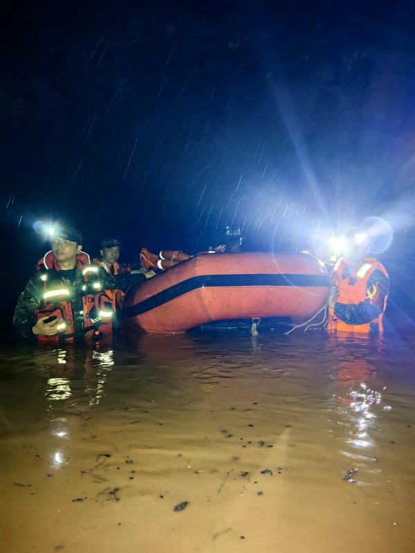 点石策略 肇庆居民楼被洪水淹至二楼，5人爬上餐桌躲避！已被安全转移