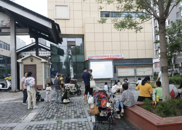 忠程配资 南苑街道水韵城社区开展“光影映初心 红色润心田”电影展映活动