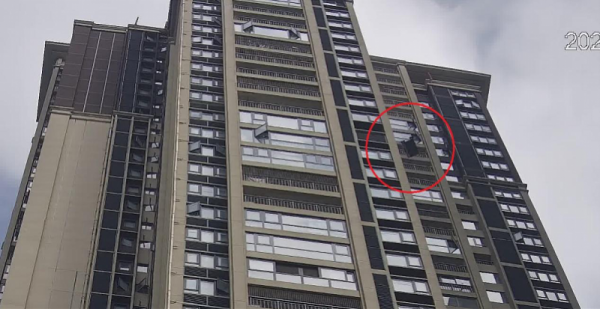 红启网 刑拘! 广州女子从43楼抛下行李箱险些砸伤人辩称“无恶意”